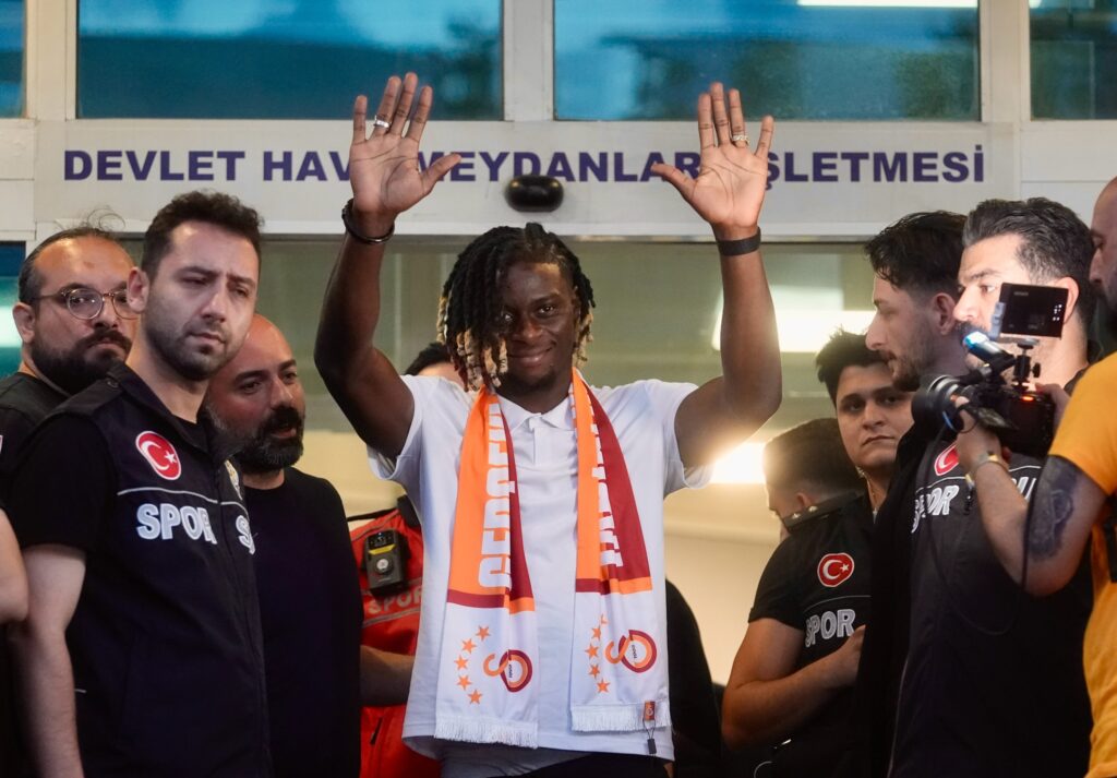 Galatasaray’da Taraftarlar Transfer İstiyor, Yönetim Sessiz! Yıldızlar Ne Zaman İniyor?