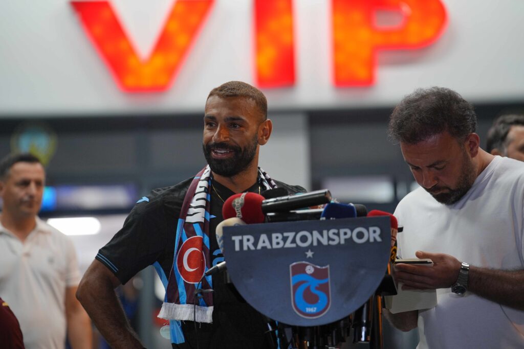 Mohamed Salah'ın Yeni Adresi Trabzonspor! Mısırlı Yıldız Şehre İndi, Trabzon'da Yer Yerinden Oynadı