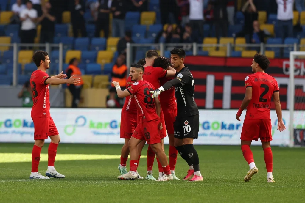 Türkiye Süper Ligi'nin Lideri Galatasaray, Şampiyonlar Ligi Dönüşü Gençlerbirliği Deplasmanına Konuk Oluyor - İddaa Tahmini